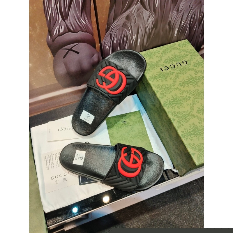 G*u*i slippers